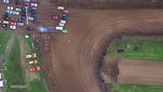 Blick aus der Vogelperspektive auf den Start eines Stockcar-Rennens im Grimmener Hexenkessel. © Screenshot 