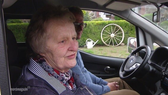 Ein älteres Ehepaar im Auto. © Screenshot 