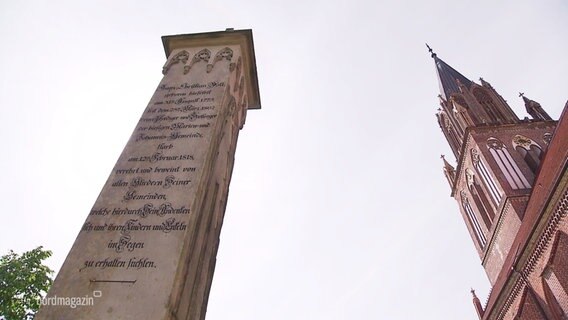 Boll-Denkmal neben der Konzertkirche in Neubrandenburg. © Screenshot 