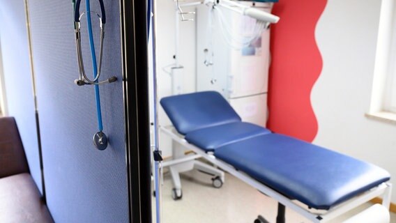 Stethoskope hängen im Behandlungszimmer einer Hausarztpraxis über einer Trennwand. © dpa-Bildfunk Foto: Sebastian Kahnert